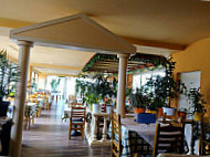 Theos Taverna inside