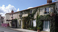 L'Amaryllis outside