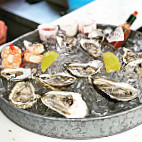 Shuckers Raw Bar food