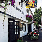 The Queens Head outside