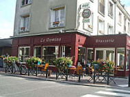 Le Parisien outside