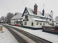 The Bell Hungry Horse outside