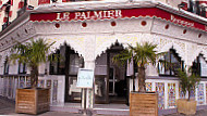 Le Palmier outside