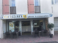 L'origan Pizza inside