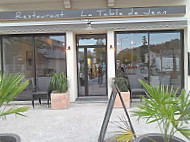 La Table de Jean outside