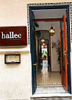 Hallec outside