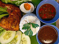 Nasi Kukus Family Ayam Berempah food