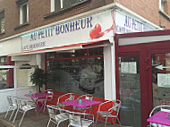 Au Petit Bonheur inside