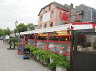 Bistro La Grenouille - Hotel L'Absinthe outside