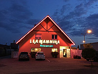 La Mamina outside