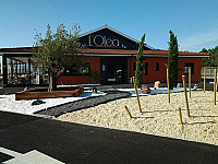 L'olea outside