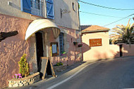 La Table Du Moulin outside