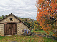 Le Relais De Belcastel inside