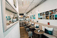 Elli's Café inside