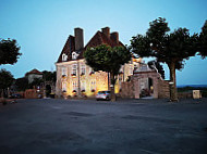 Auberge Du Cheval Blanc Sauveterre De Béarn outside