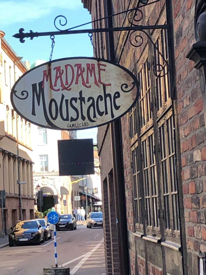 Madame Moustache Utomhus