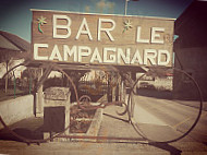 Le Campagnard outside