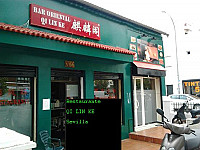 Qi Lin Ke Sevilla outside