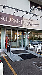 Gourmet Farina outside