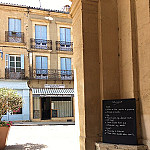 Au Comptoir Des Halles outside