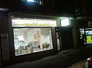 Nudel-Nudel outside