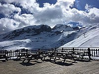 Le Vieux Pisteur outside