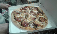 A Tutta Pizza food