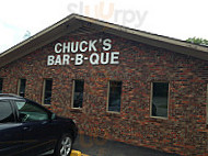 Chuck's -b-que outside