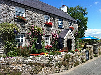 The Swanlake Inn outside