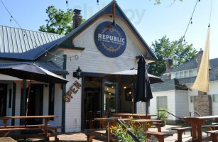 Republic Kitchen+taphouse inside