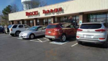 Brock’s -b-que outside