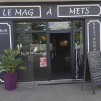 Le Mag A Mets outside