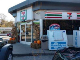 7-eleven outside