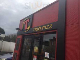 le trio pizz outside