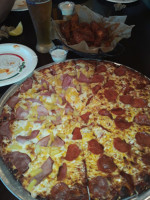 Round Table Pizza food