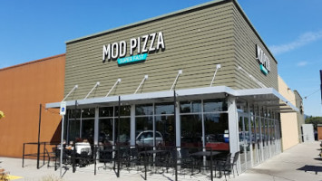 Mod Pizza outside