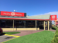 Fasta Pasta outside