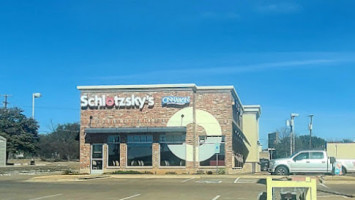 Schlotzsky's outside