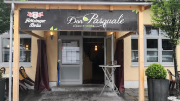 Don Pasquale outside