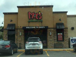 Moe's outside