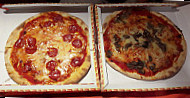 C'e' Pizza E Pizza Di Crescentini E Schiavon food