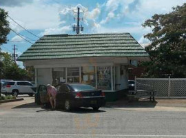 Gene's Ellen's Drive Inn outside