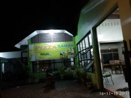 Pizza Raissa outside