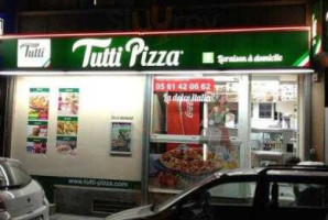 Tutti Pizza Charles De Fitte food