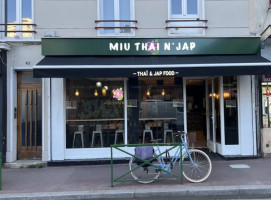 Miu Thai N'jap outside