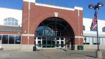 Mariano's outside