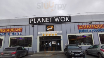 Planet Wok outside