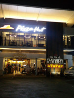 Pizza Hut Restoran outside