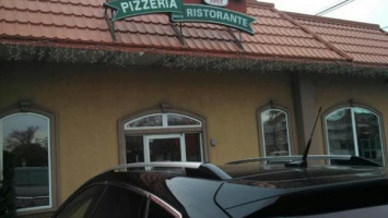 Glendale Pizza outside