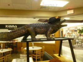 Gator's Pizza inside